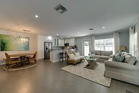 131 Venetian Dr Photo 2