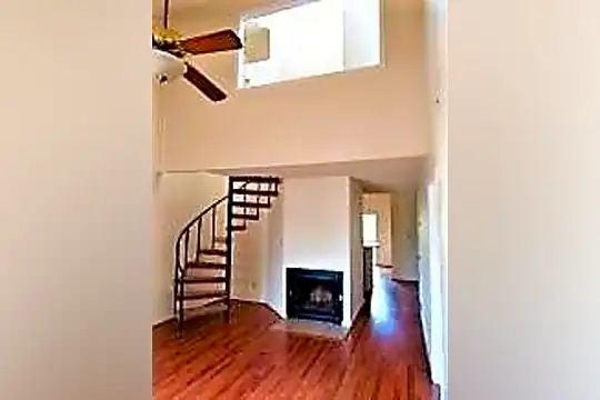 2140 Pearl St Photo 2