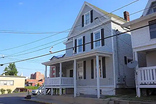 381 Forest Ave Photo 2