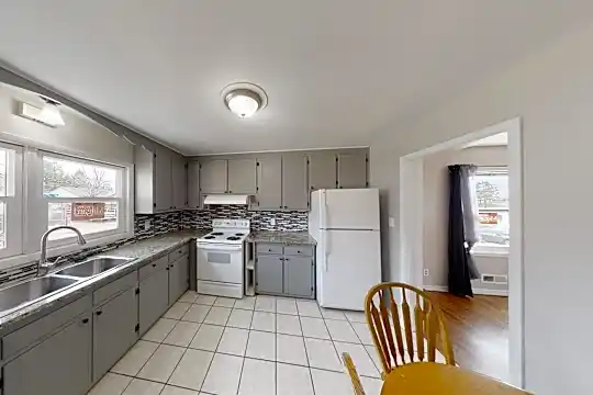 2231 N Logan Ave Photo 2