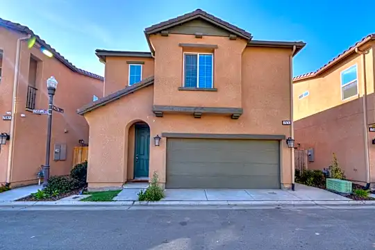 2574 Mustang Dr Photo 2