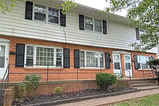 898 Hendrick St Photo 2