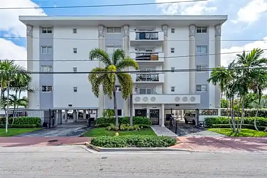 8101 Crespi Blvd #201 Photo 2