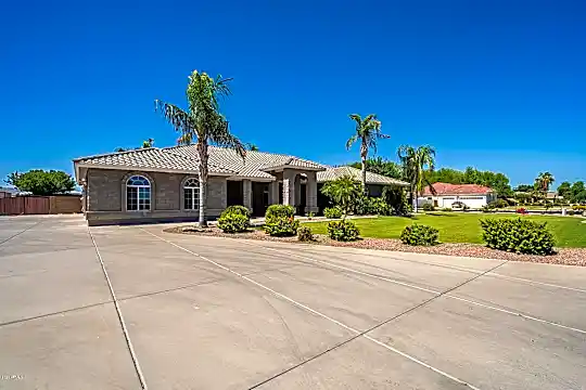 2607 E Melrose St Photo 2
