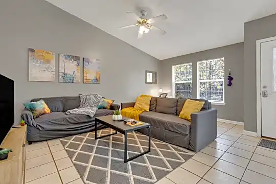 213 Cactus St Photo 2