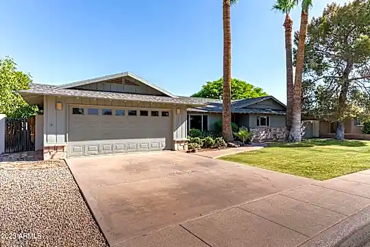 332 E Geneva Dr Photo 2