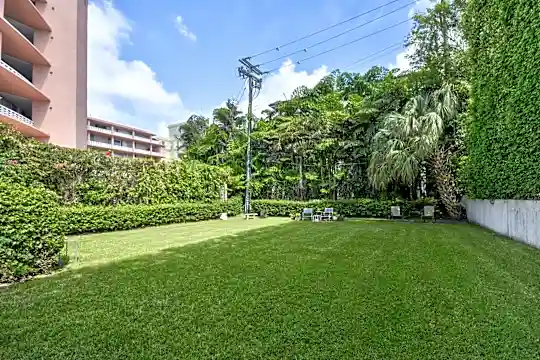 445 Brazilian Avenue Photo 2