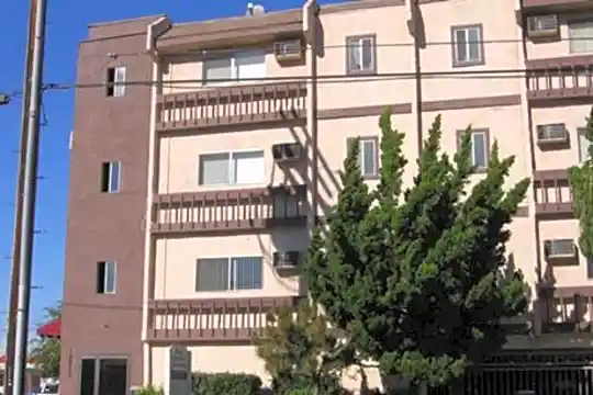 Kling Courtyard Apartments Photo 2