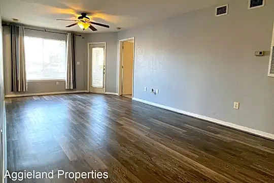 521 Southwest Pkwy Photo 2