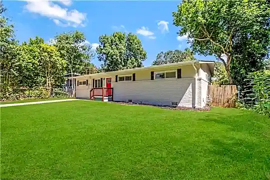 1260 Lynwyn Ln SE Photo 2