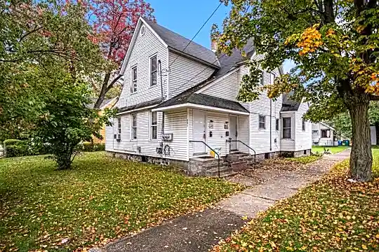 1701 S Park St Photo 2