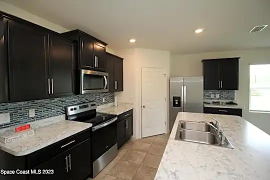 393 Guinevere Dr SW Photo 2