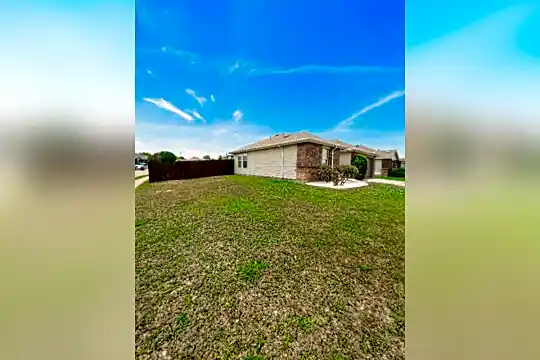 243 Meadowcrest Dr Photo 2