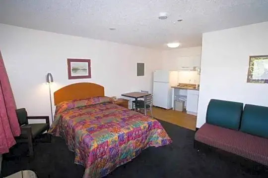 InTown Suites - Hampton (XHV) Photo 1