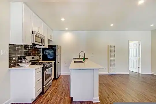 13464 Victory Blvd Photo 2