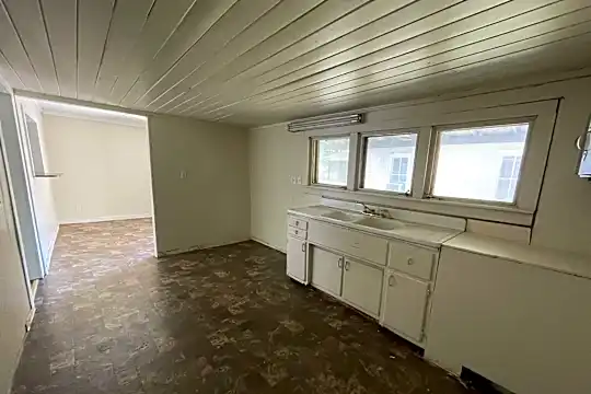 1055 S Dudley Ave Photo 2