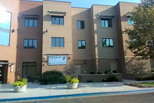12th and River Senior Apts Photo 2