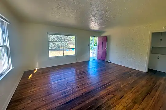 624 Park St Photo 2