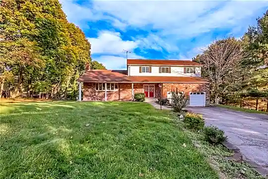 104 Cromwell Hill Rd Photo 1