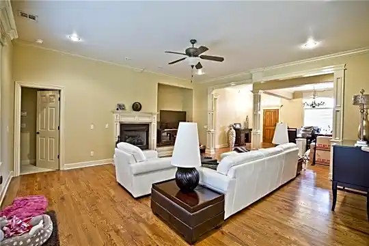 1201 SW Westbury Pl Photo 2