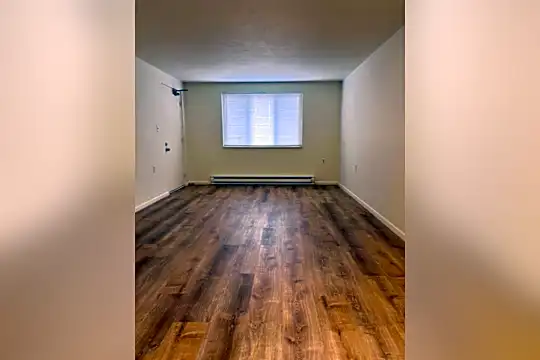 193 Rose Ave Photo 2