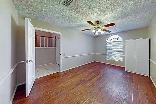 3201 Roddy Dr Photo 1