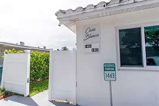 1463 NW 10th St #2 Photo 1