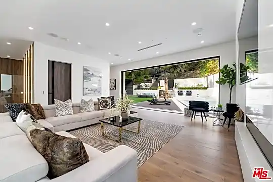 8149 Willow Glen Rd Photo 1