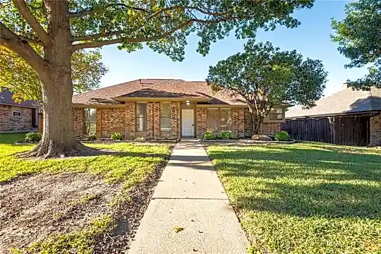 1605 Estrella Dr Photo 2