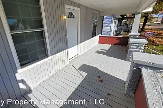 616 W Queen St Photo 2