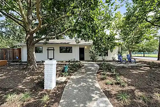 4 Arch Way Photo 2