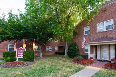 Springfield Gardens - 6116 Cumberland Ave | Springfield, VA Apartments ...