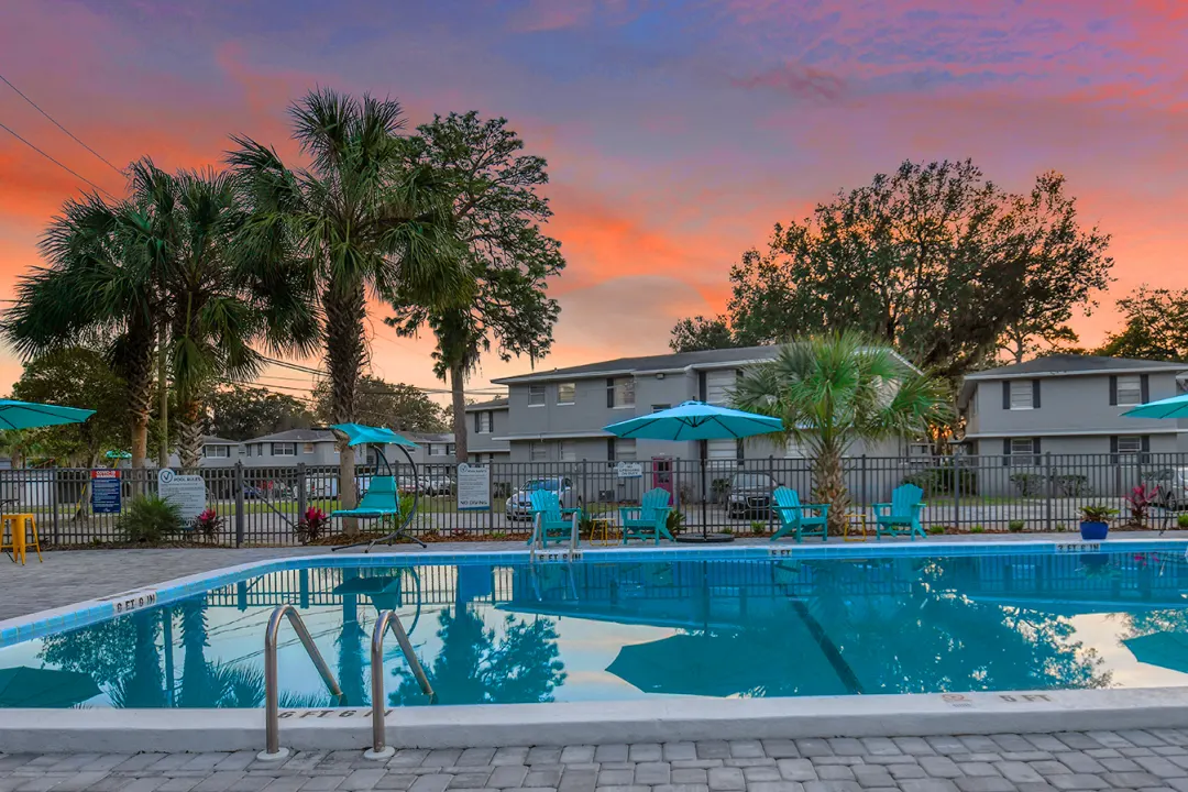 USA: Swimming pool, drinks and palm trees in Jacksonville –