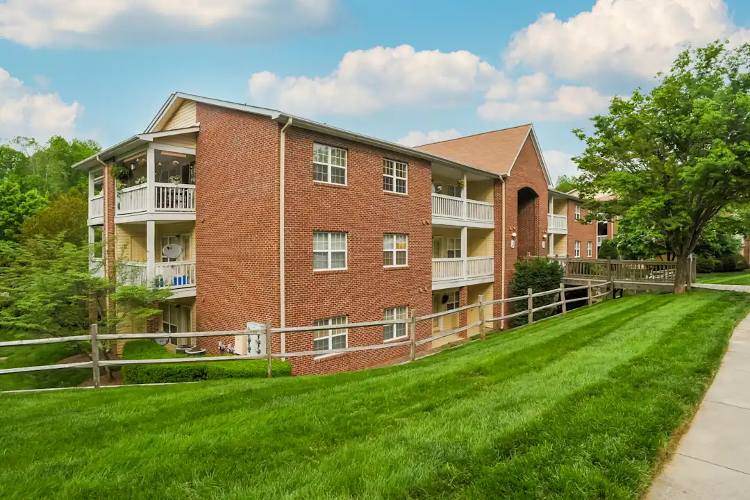 Cardinal Apartments 6400 Old Oak Ridge Rd Greensboro Nc Apartments For Rent Rent Com