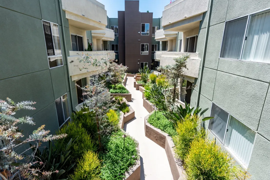 The Ritz Apartments - 10947 Bloomfield St | North Hollywood, CA 