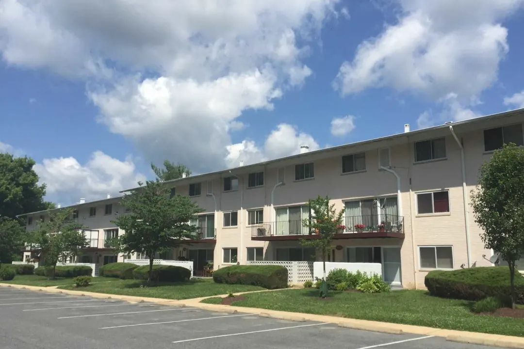 Chevy Chase Apartments, Neighborhood