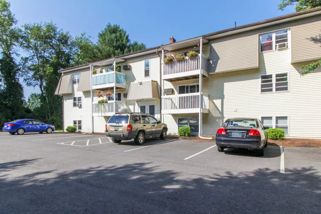 Country Manor-Woodstock - 150 Harrisville Rd | Woodstock, CT Apartments ...