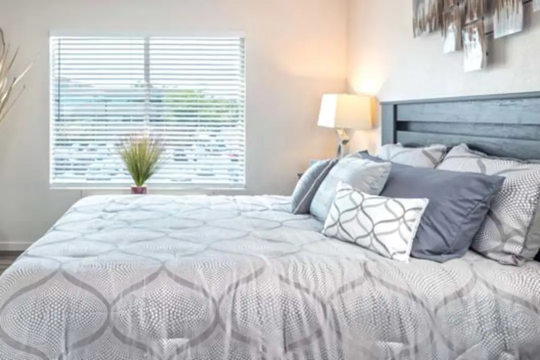 Roe 107 Unit 1 Comfy and Cozy Studio Minutes From Top Golf, Overland Park –  Updated 2024 Prices