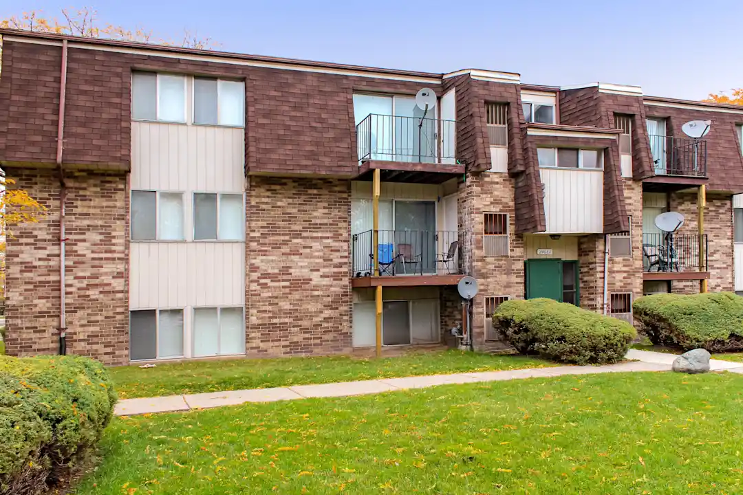 The Glens Apartments 24646 N Elda Ct Harrison Township Mi Apartments For Rent Rent Com