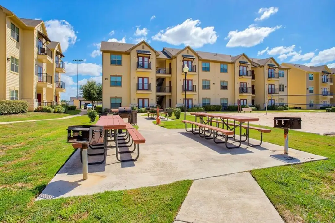 Oak Hollow - 1439 Barnes Dr, Seguin, TX Apartments for Rent