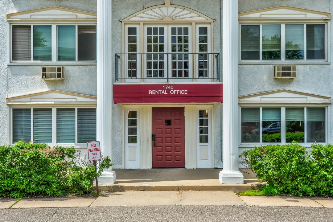 Larpenteur Manor Apartments