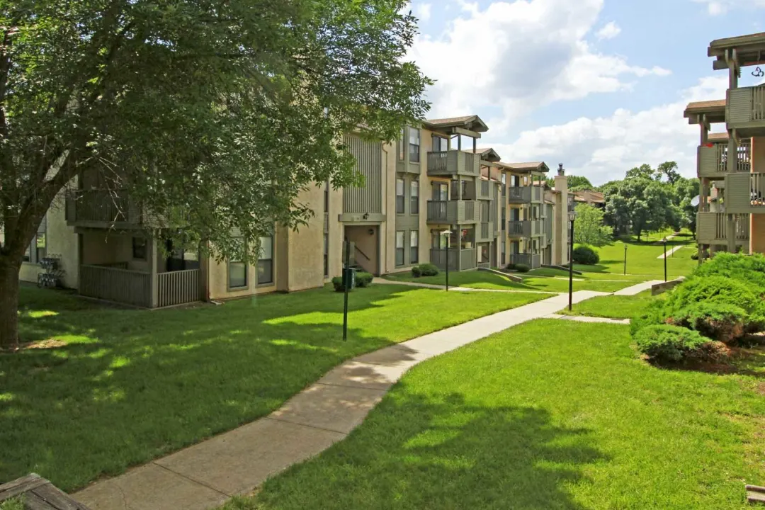 Vivion Oaks 5000 N Oak Trfy Kansas City MO Apartments for