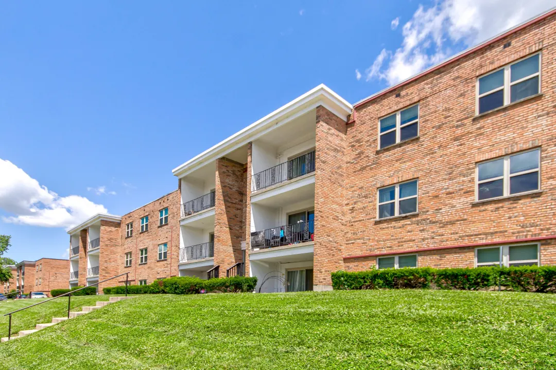 Ferguson Woods 2982 Four Towers Drive 8 Cincinnati Oh Apartments For Rent Rent Com