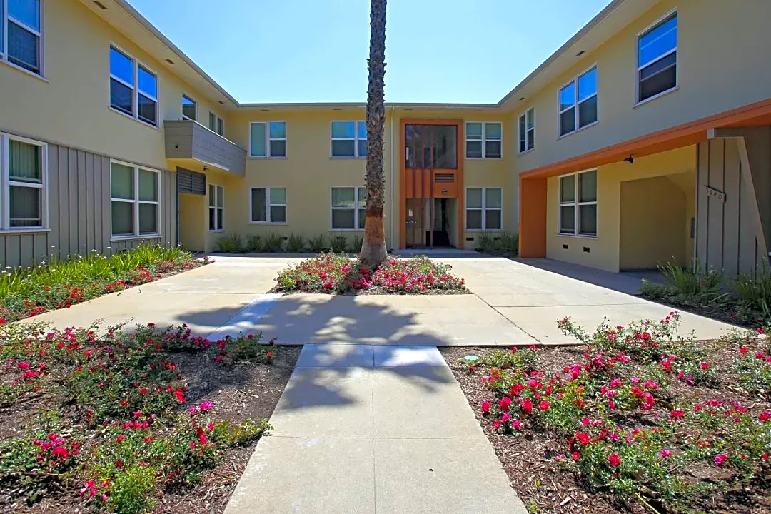 Hollypark Knolls Apartments - Inglewood, CA 90305