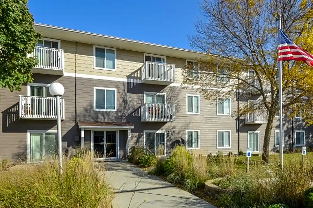 Briarwood Apartments 254 Northpointe Dr Ne Cedar Rapids Ia Apartments For Rent Rent Com