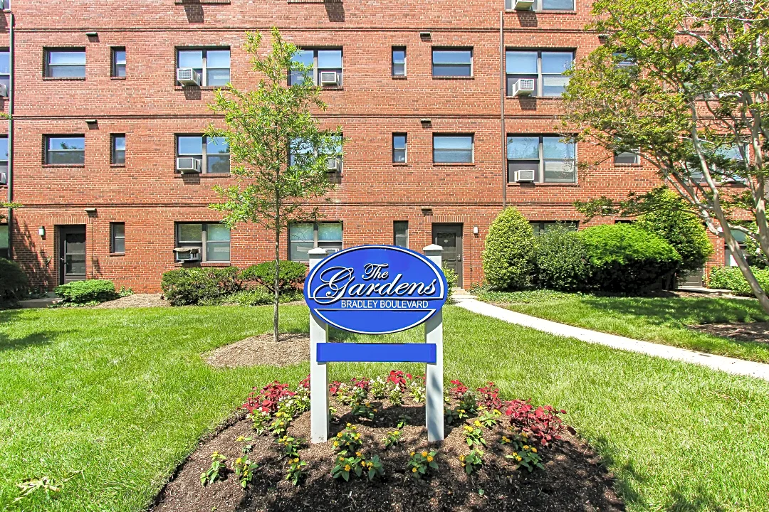 Chevy Chase Apartments, Neighborhood