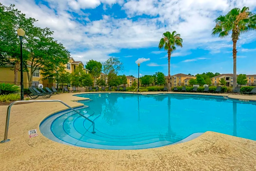 USA: Swimming pool, drinks and palm trees in Jacksonville