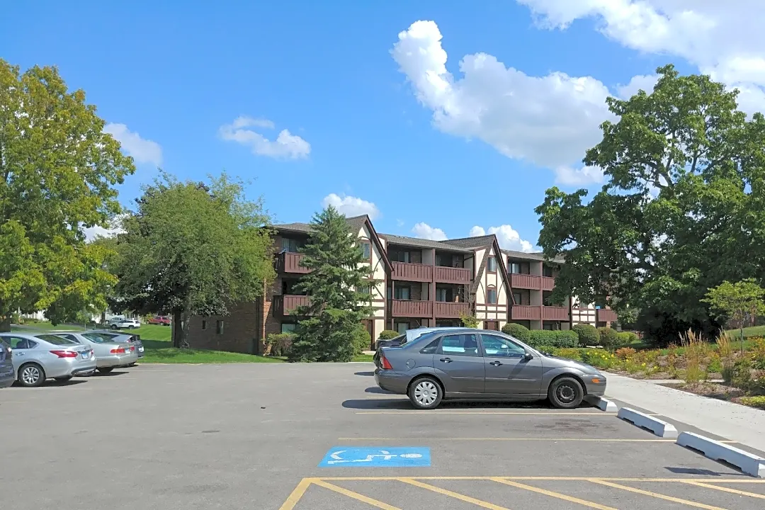 westmont village apartments il