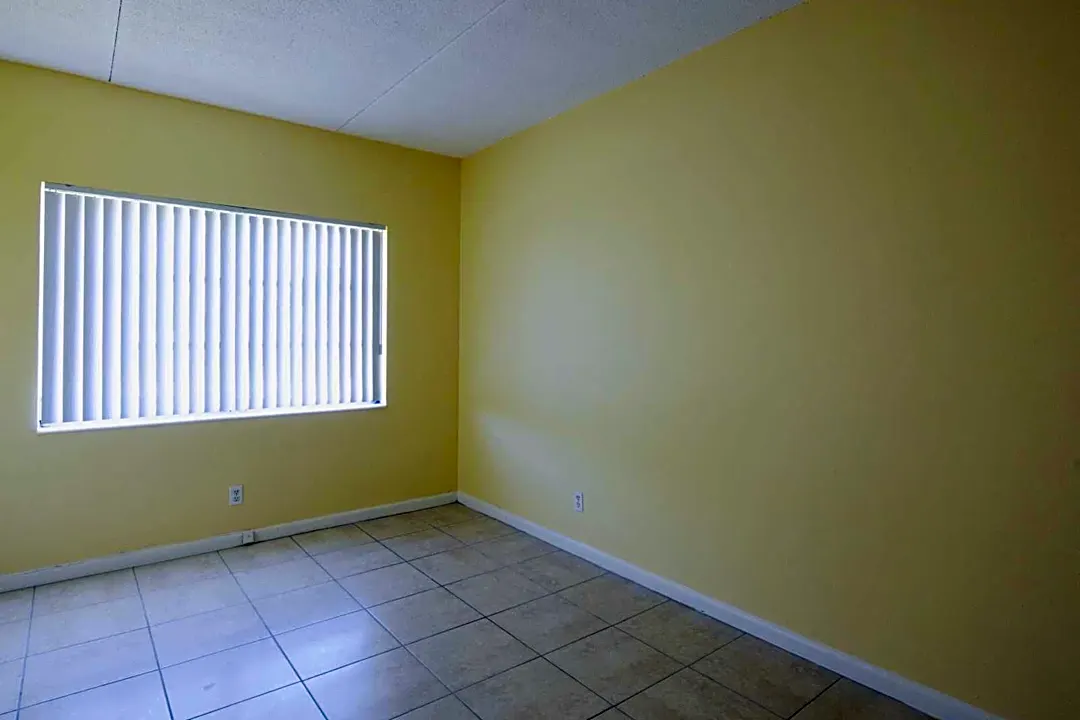 Country Club 1155 N Courtenay Pkwy Merritt Island Fl Apartments For Rent Rent Com