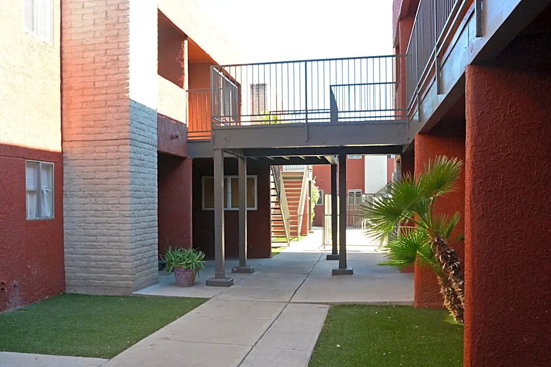 Mountain Ridge 570 W Prince Rd Tucson Az Apartments For Rent Rent Com